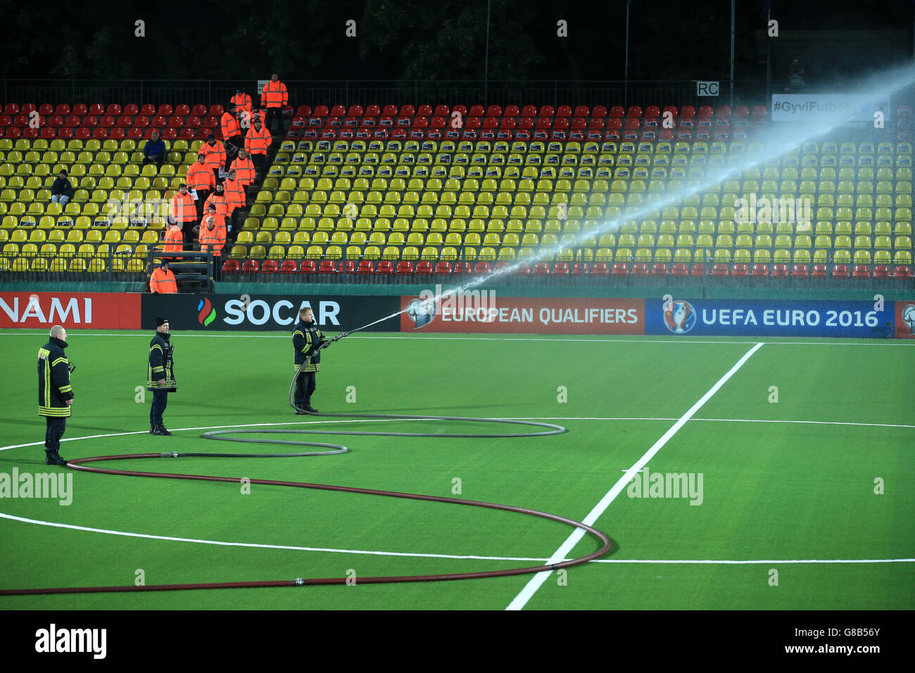 Football - Championnat d'Europe de l'UEFA qualification - Groupe E - Lituanie / Angleterre - Stade LFF.Les membres du personnel de fond arroser le terrain avant le match de qualification du Championnat d'Europe de l'UEFA au stade LFF, Vilnius, Lituanie. Banque D'Images