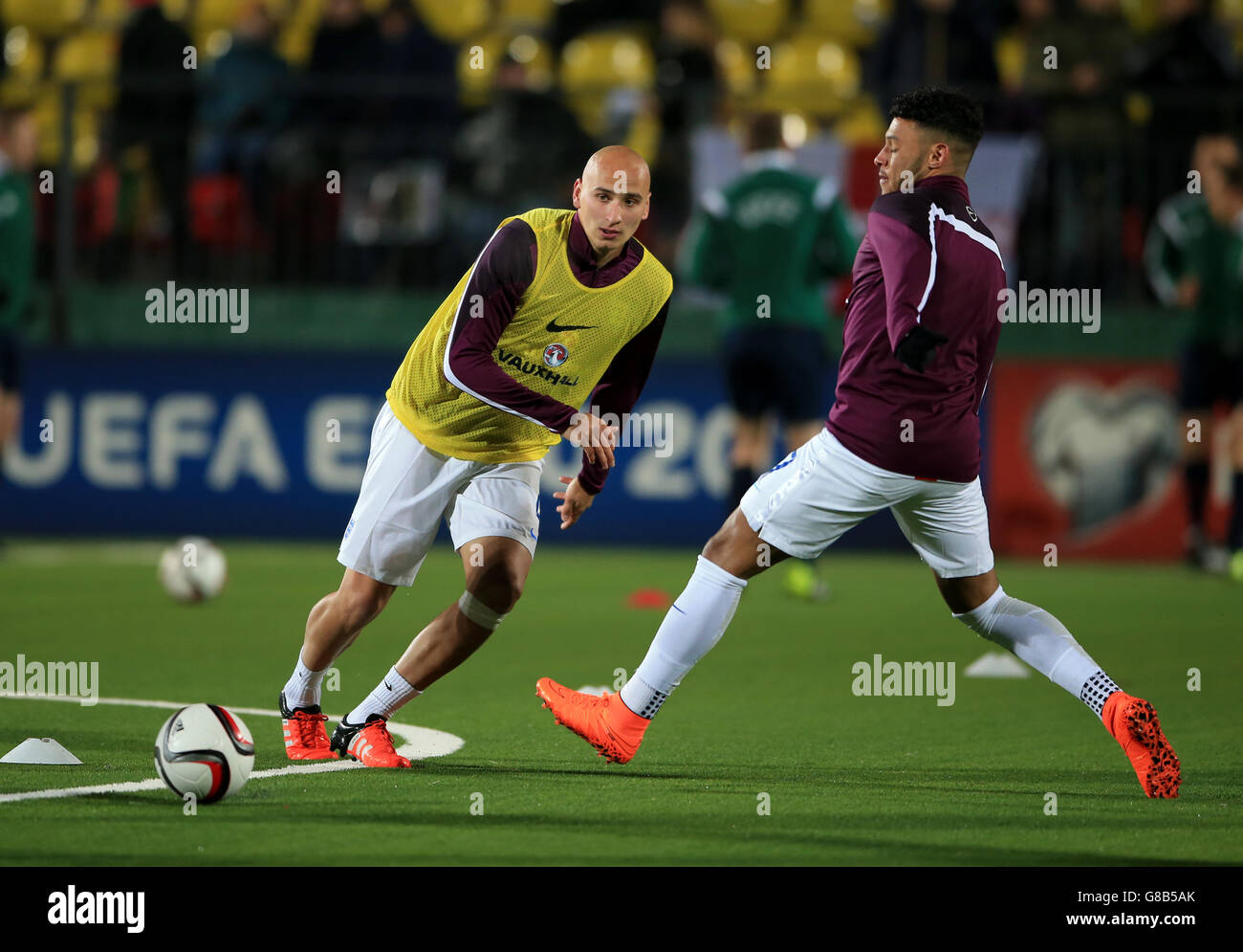 Jonjo Shelvey (à gauche) en Angleterre et Alex Oxlade-Chamberlain se réchauffent avant le match de qualification du Championnat d'Europe de l'UEFA au stade LFF, Vilnius, Lituanie. Banque D'Images