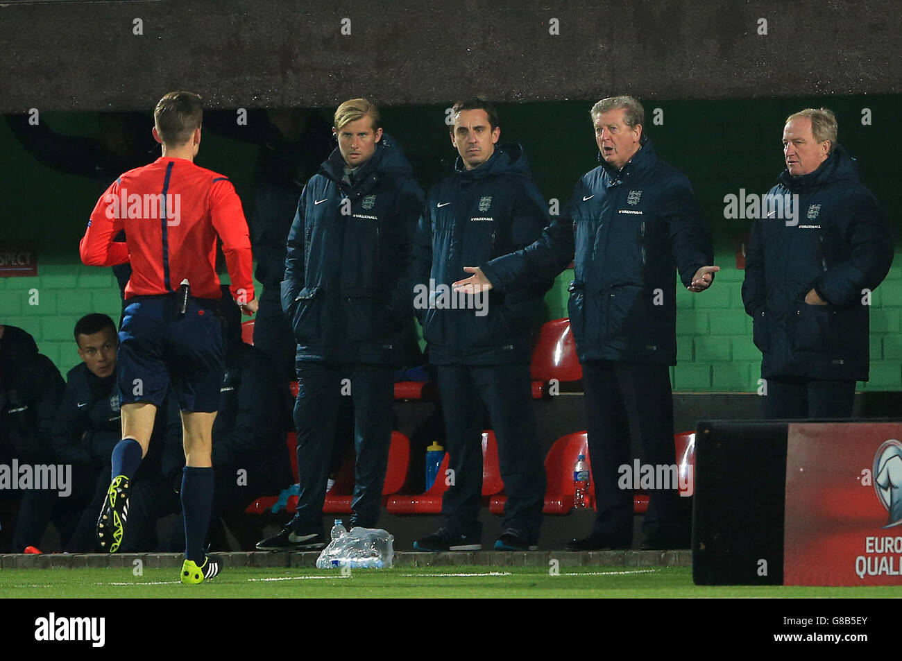 L'arbitre Kenn Hansen s'entretient avec le directeur de l'Angleterre Roy Hodgson lors du match de qualification de l'UEFA European Championship au stade LFF, Vilnius, Lituanie. Banque D'Images