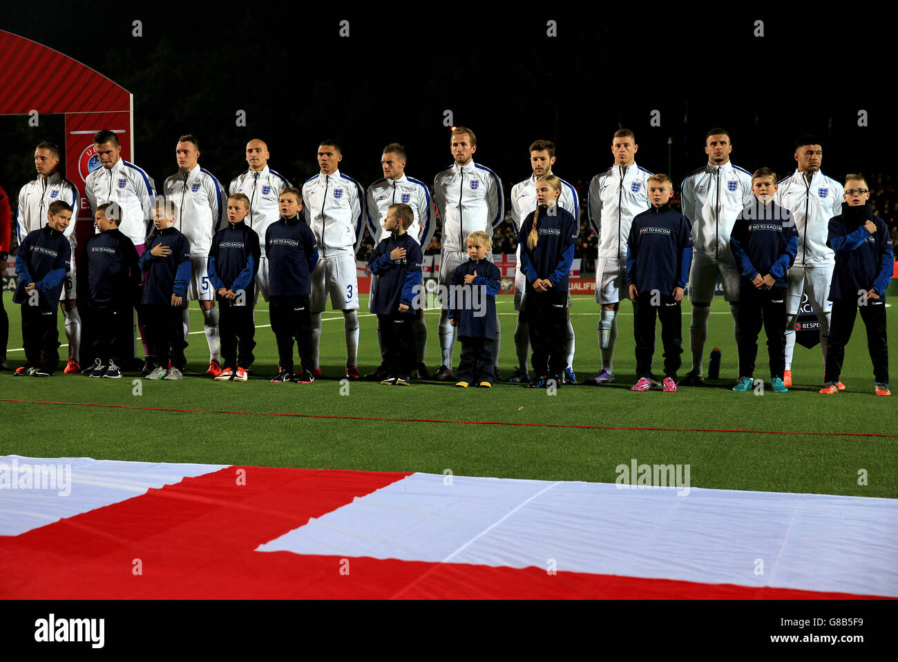 Les joueurs d'Angleterre s'alignent avant le match de qualification du Championnat d'Europe de l'UEFA au stade LFF, Vilnius, Lituanie. Banque D'Images