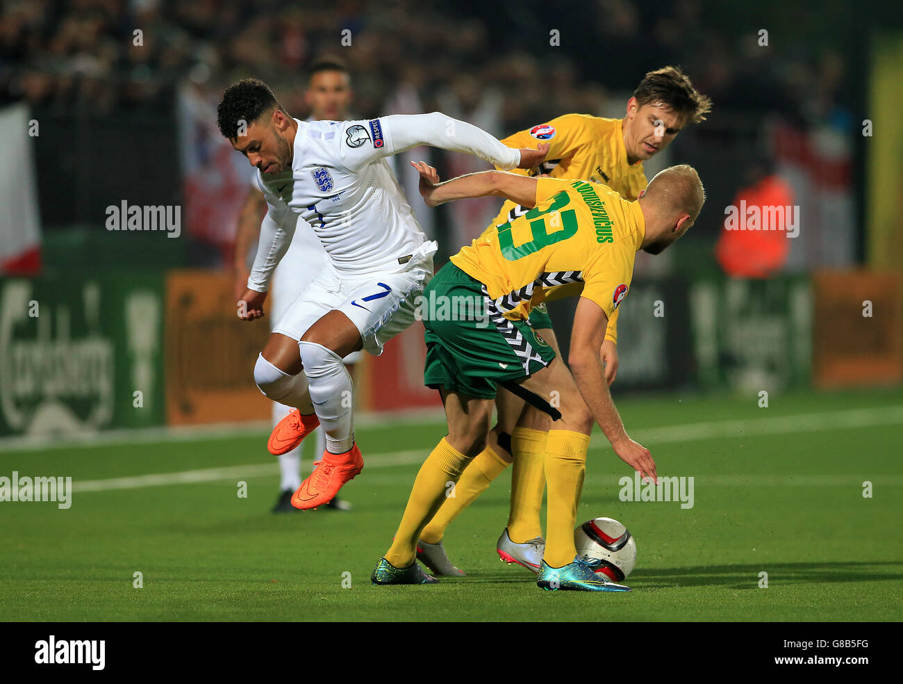 Alex Oxlade-Chamberlain (à gauche) en Angleterre et Vytautas Andriuskevicius en Lituanie lors du match de qualification au championnat d'Europe de l'UEFA au stade LFF de Vilnius, en Lituanie. Banque D'Images