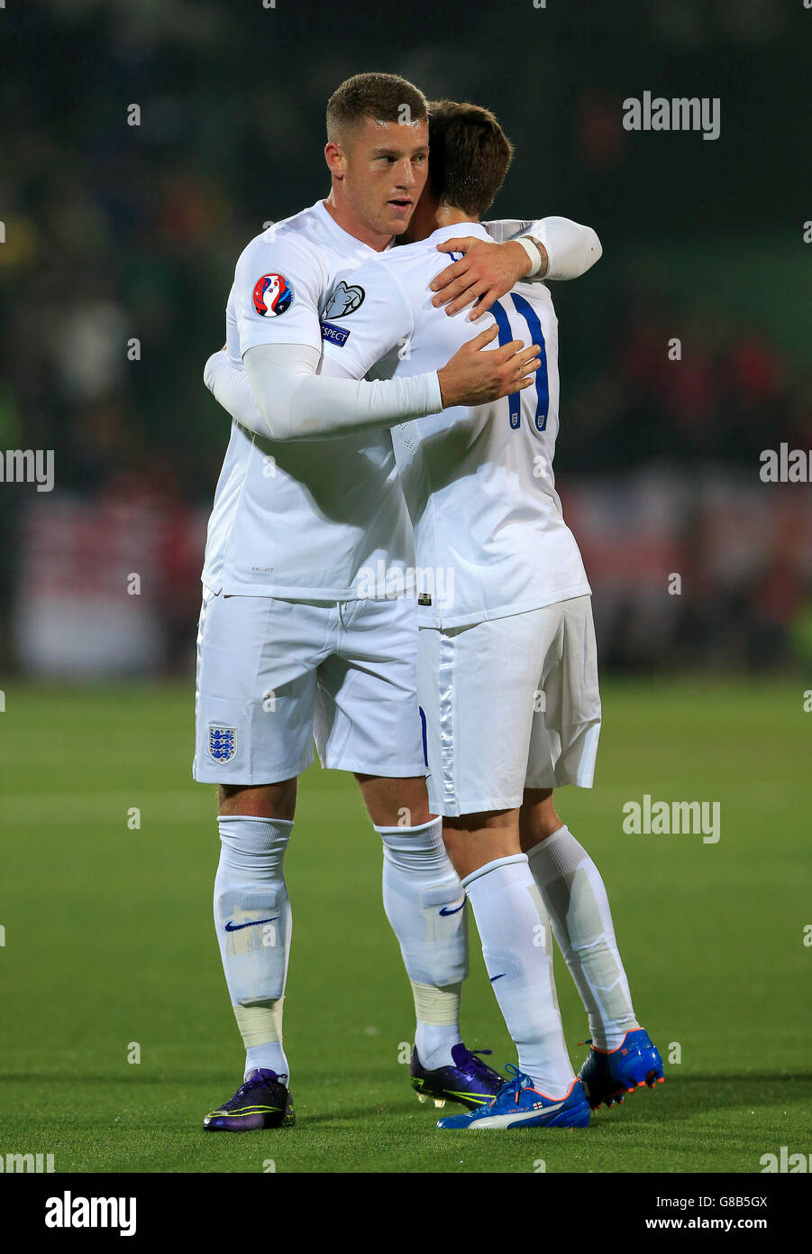 Ross Barkley (à gauche), en Angleterre, célèbre avec Adam Lallana après avoir marquant le premier but de son équipe lors du match de qualification de l'UEFA European Championship au stade LFF de Vilnius, en Lituanie. Banque D'Images
