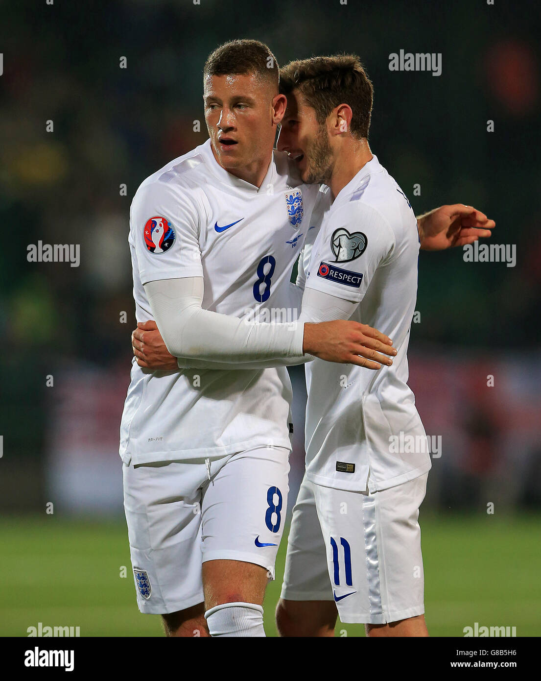 Ross Barkley (à gauche), en Angleterre, célèbre avec Adam Lallana après avoir marquant le premier but de son équipe lors du match de qualification de l'UEFA European Championship au stade LFF de Vilnius, en Lituanie. Banque D'Images