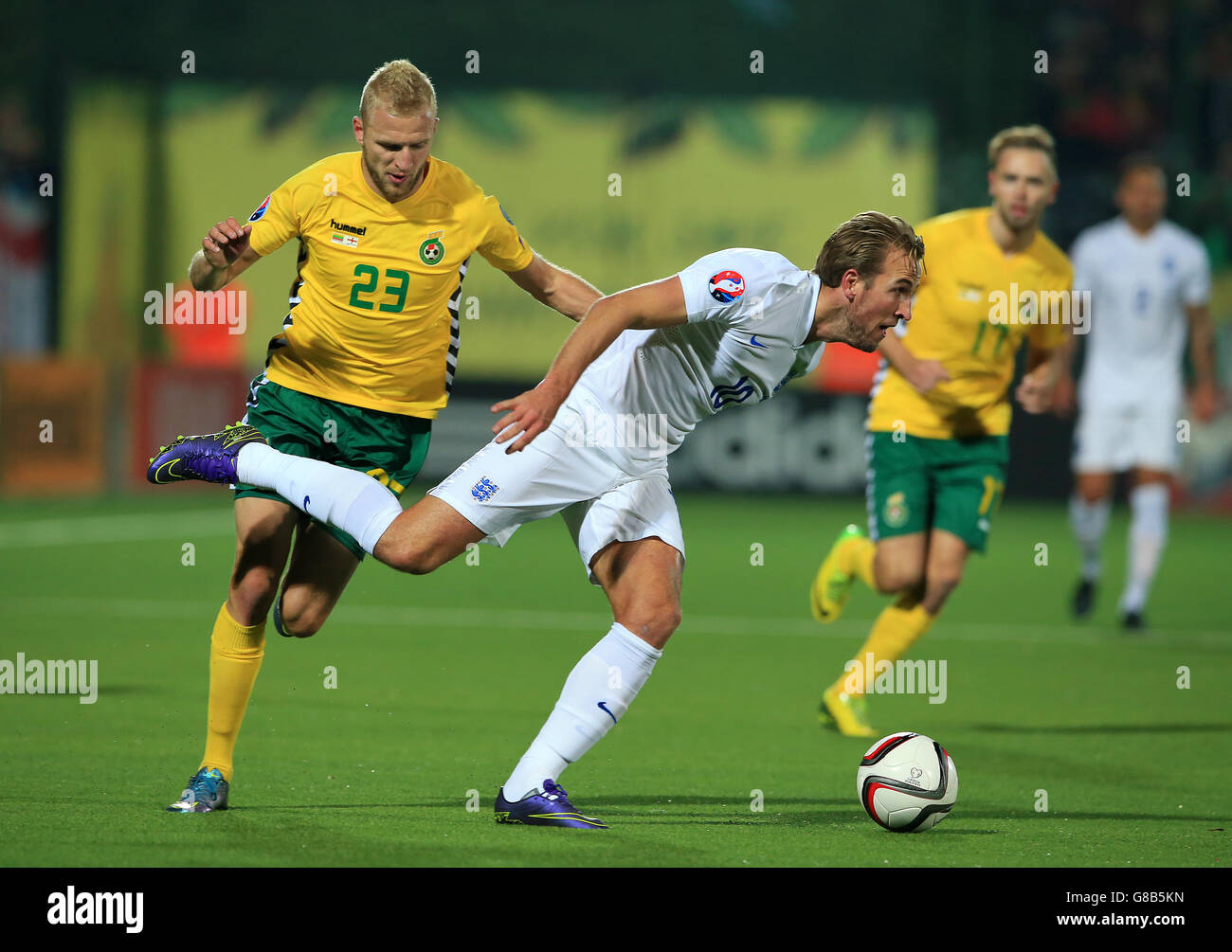 Vytautas Andriuskevicius (à gauche) de Lituanie et Harry Kane d'Angleterre en action lors du match de qualification de l'UEFA European Championship au stade LFF, Vilnius, Lituanie. Banque D'Images
