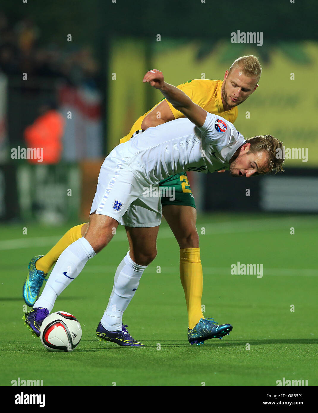 Harry Kane (à gauche), en Angleterre, et Vytautas Andriuskevicius, en Lituanie, se battent pour le ballon lors du match de qualification de l'UEFA European Championship au stade LFF de Vilnius, en Lituanie. Banque D'Images