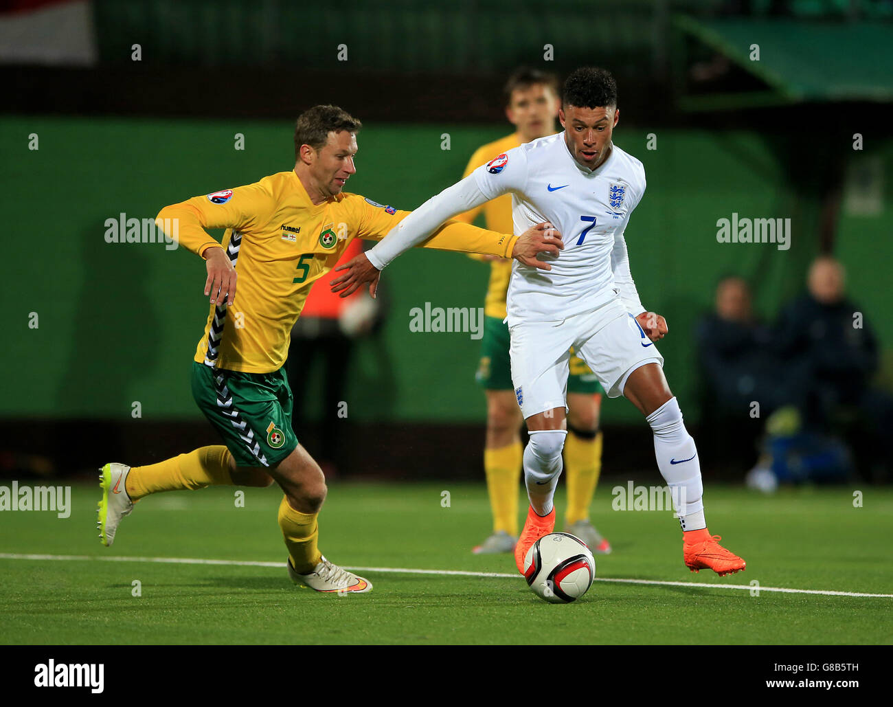 Alex Oxlade-Chamberlain (à droite) en Angleterre et Tomas Mikuckis en Lituanie lors du match de qualification de l'UEFA European Championship au stade LFF, Vilnius, Lituanie. Banque D'Images