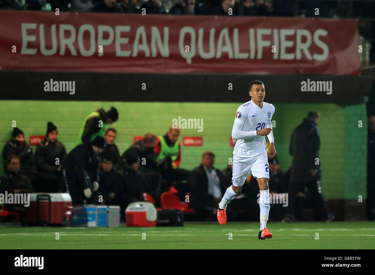Le DELE Alli d'Angleterre arrive sur le terrain lors du match de qualification de l'UEFA European Championship au stade LFF, Vilnius, Lituanie. Banque D'Images