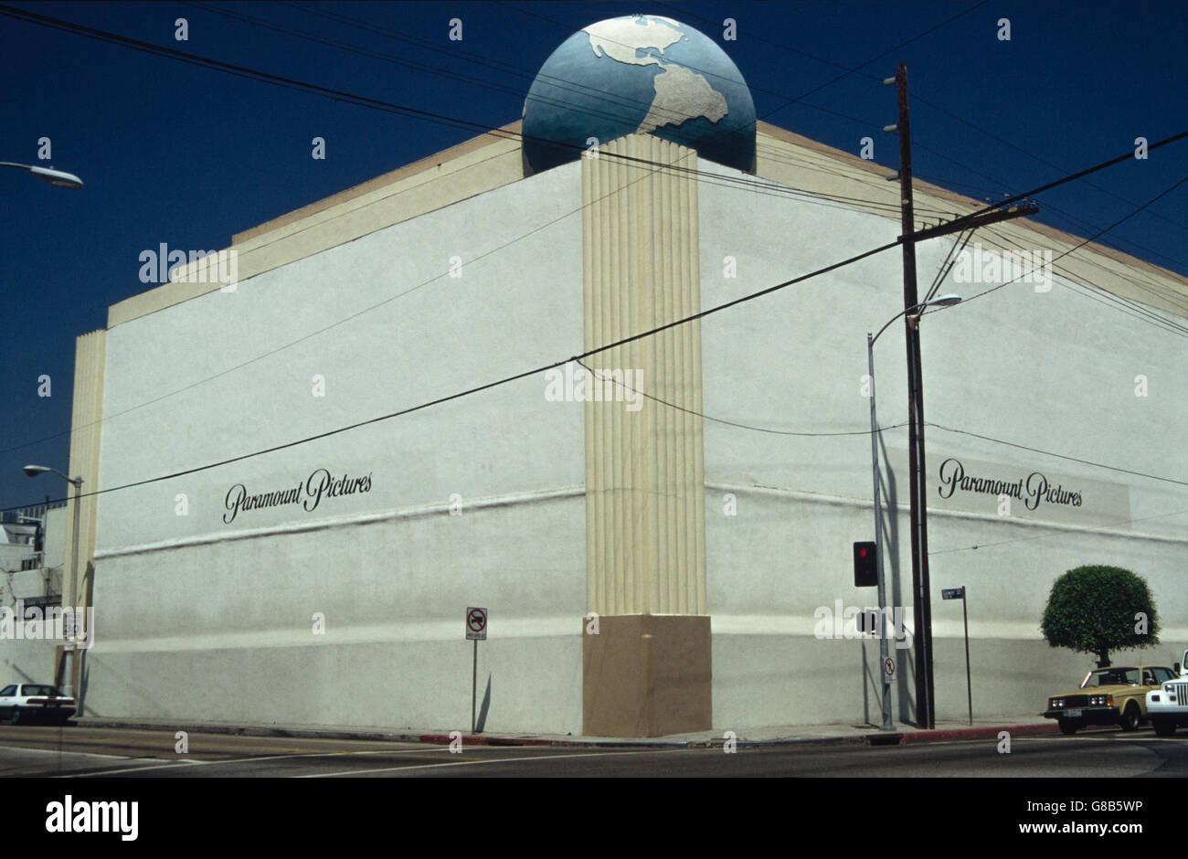 Image d'archive de Paramount Pictures, ancien bâtiment studios RKO RKO avec Globe, angle des rues Melrose & Gower, Hollywood, Los Angeles, Californie, USA, 1992 Banque D'Images