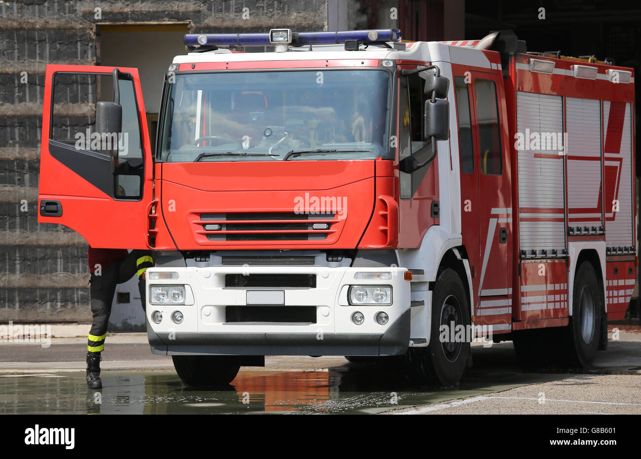 Red fire engine camion pendant un exercice de poste de pompiers Banque D'Images