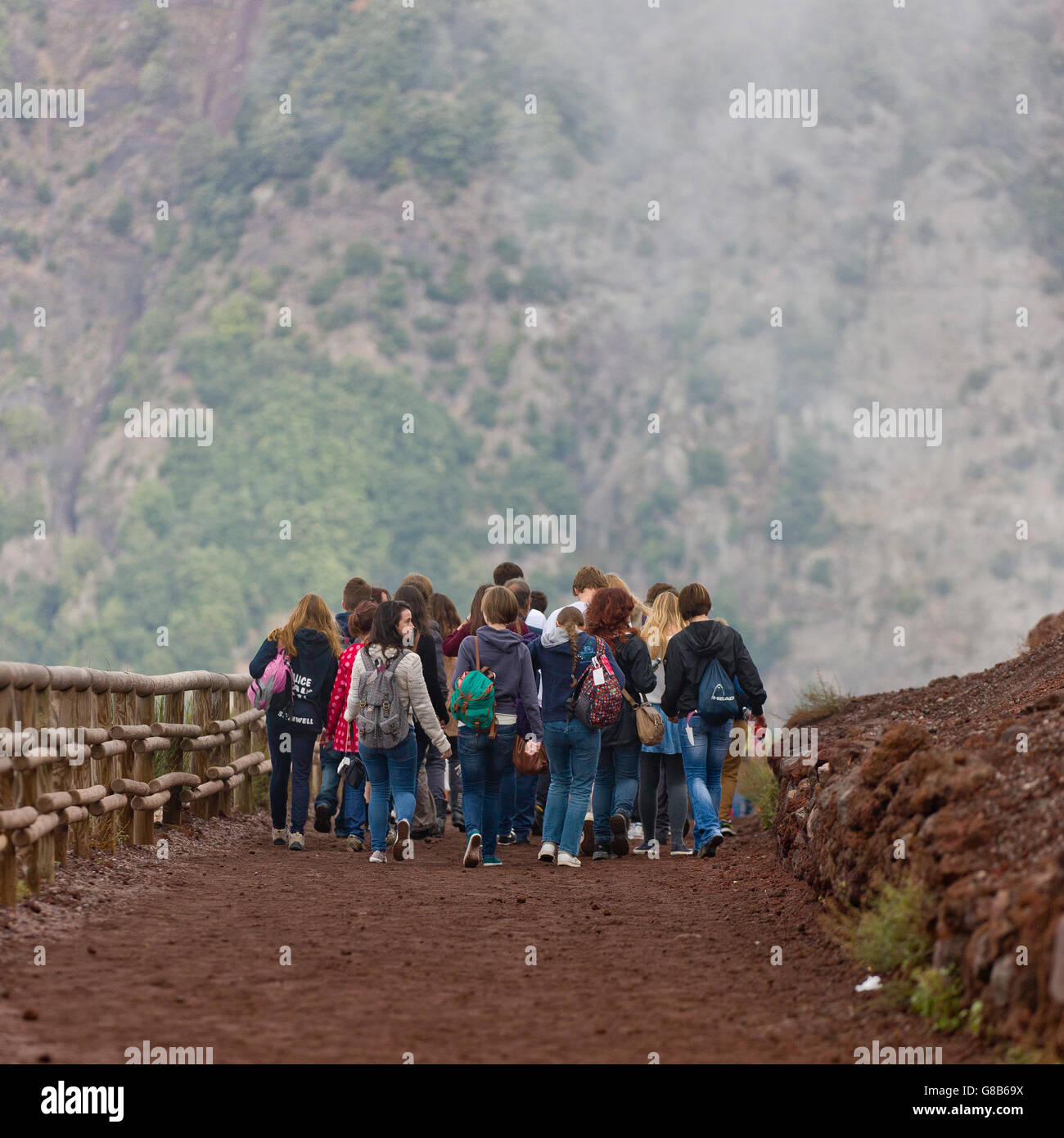 Groupe de l'école à pied par le Vésuve cratère, Campanie, Italie Banque D'Images