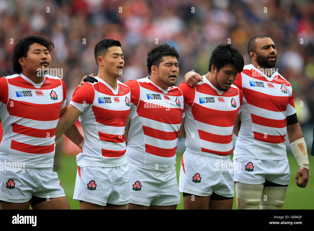 Les membres du Japon chantent l'hymne national avant le match de la coupe du monde au Stadium:MK, Milton Keynes. Banque D'Images