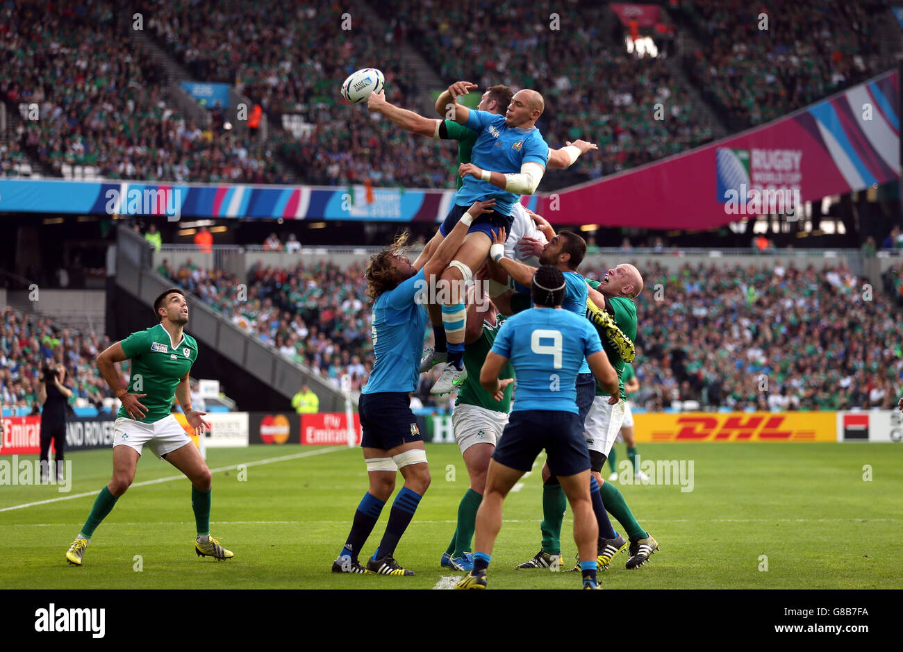 Sergio Parisse (au centre), en Italie, participe à un match de la coupe du monde au stade olympique de Londres. Banque D'Images