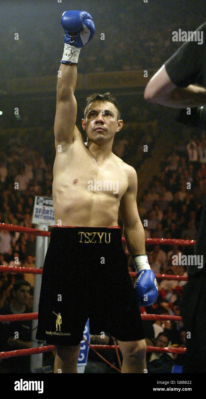 Kostya Tszyu lève son bras à la foule avant le match de poids-lourd léger de l'IBF contre Ricky Hatton. Banque D'Images