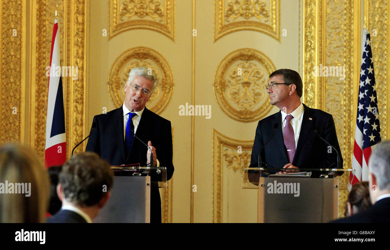 Le secrétaire d’État britannique à la Défense Michael Fallon (à gauche) aux côtés de son homologue américain, Ashton carter, secrétaire d’État à la Défense des États-Unis, qui participe à une conférence de presse à Lancaster House, à Londres. Le gouvernement reste résolu à renforcer le soutien parlementaire aux frappes aériennes de la RAF contre l'État islamique (EI) en Syrie, malgré l'intervention de la Russie dans le conflit, a déclaré Fallon. Banque D'Images