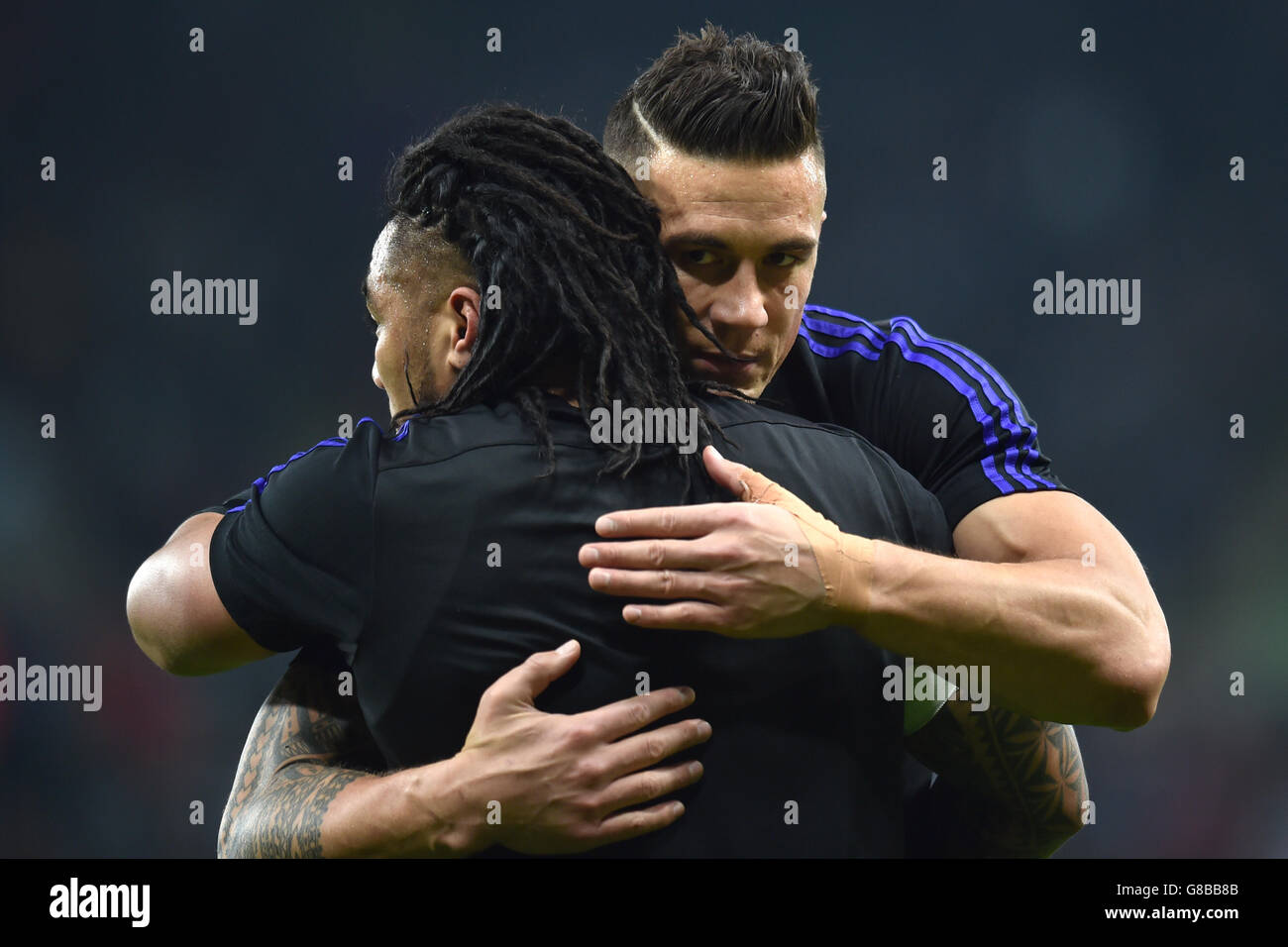 Sonny Bill Williams, de Nouvelle-Zélande, épouse Ma'a Nonu (à gauche) avant le match de la coupe du monde à St James' Park, Newcastle. Banque D'Images