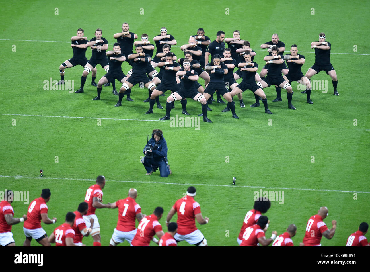 La Nouvelle-Zélande et les Tonga exécutent leur Haka avant le match de la coupe du monde à St James' Park, Newcastle.APPUYEZ SUR ASSOCIATION photo.Date de la photo: Vendredi 9 octobre 2015.Voir l'histoire de PA RUGBYU Nouvelle-Zélande.Le crédit photo devrait se lire: Owen Humphreys/PA Wire. Banque D'Images