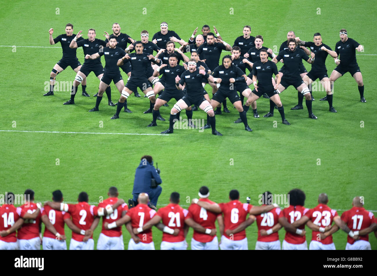 Les joueurs des Tonga regardent alors que la Nouvelle-Zélande exécute leur Haka avant le match de la coupe du monde à St James' Park, Newcastle. APPUYEZ SUR ASSOCIATION photo. Date de la photo: Vendredi 9 octobre 2015. Voir l'histoire de PA RUGBYU Nouvelle-Zélande. Le crédit photo devrait se lire: Owen Humphreys/PA Wire. Banque D'Images