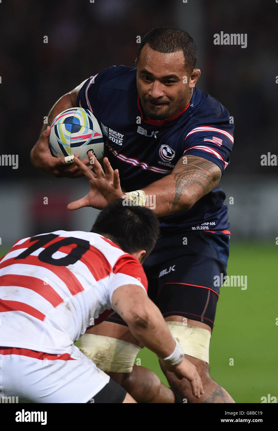 Rugby Union - coupe du monde de Rugby 2015 - Pool B - USA / Japon - Kingsholm Stadium.Samu Manoa aux États-Unis est attaqué par Kosei Ono au Japon lors du match de la coupe du monde de rugby au stade de Kingsholm, Gloucester. Banque D'Images