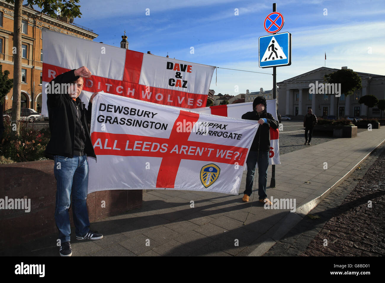 Les fans d'Angleterre à Vilnius, en Lituanie, avant le match de qualification de l'UEFA European Championship. Banque D'Images