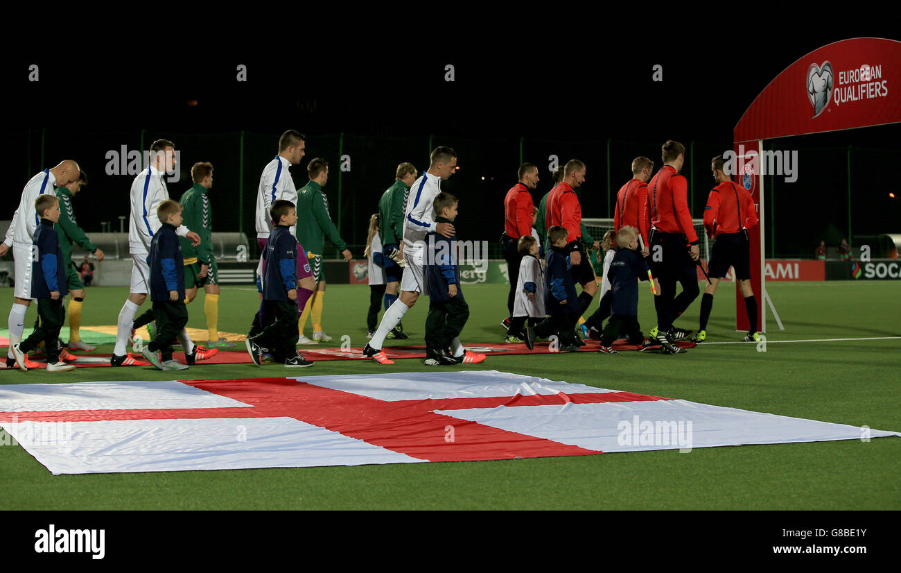Football - Championnat d'Europe de l'UEFA qualification - Groupe E - Lituanie / Angleterre - Stade LFF. Les deux équipes sortent avant le lancement Banque D'Images