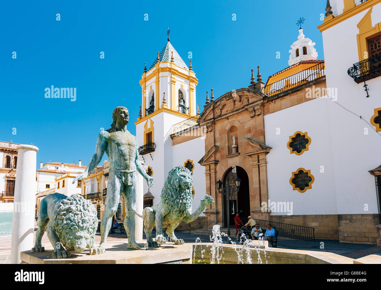 Ronda, Espagne - 19 juin 2015 : La Fontaine de la Plaza del Socorro dans l'Église, Espagne. Nuestra Señora del Socorro. Vieille Ville Espagnole Banque D'Images