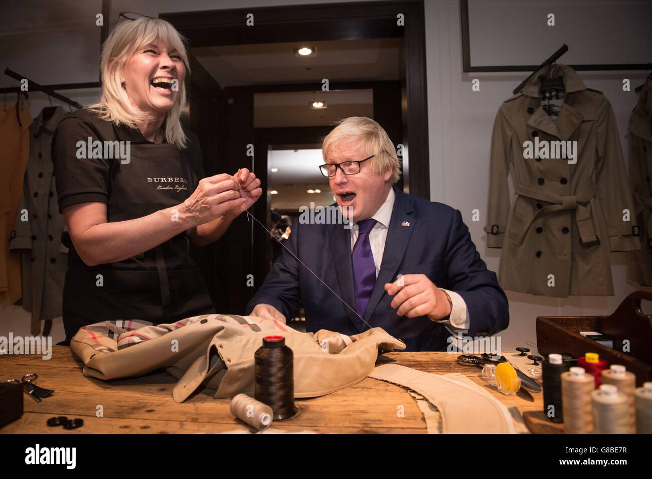 Le maire de Londres Boris Johnson rencontre Jackie Byrne, responsable technique des vêtements pour femmes du Yorkshire, lors de la soirée d'ouverture de la nouvelle boutique de la designer de vêtements Burberry à Tokyo, le deuxième jour d'une visite de quatre jours au Japon pour promouvoir le commerce et l'investissement à Londres. Banque D'Images