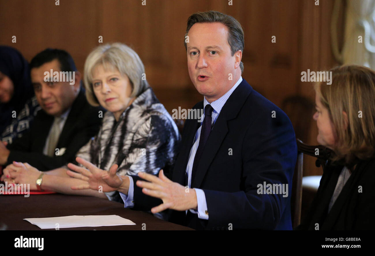 Le Premier ministre David Cameron (au centre à droite), aux côtés de Lord Ahmad (deuxième à gauche), de la secrétaire à l'intérieur Theresa May (au centre à gauche) et de Louise Casey (à droite), préside la première réunion de son nouveau Forum sur l'engagement communautaire au 10 Downing Street, à Londres. Banque D'Images