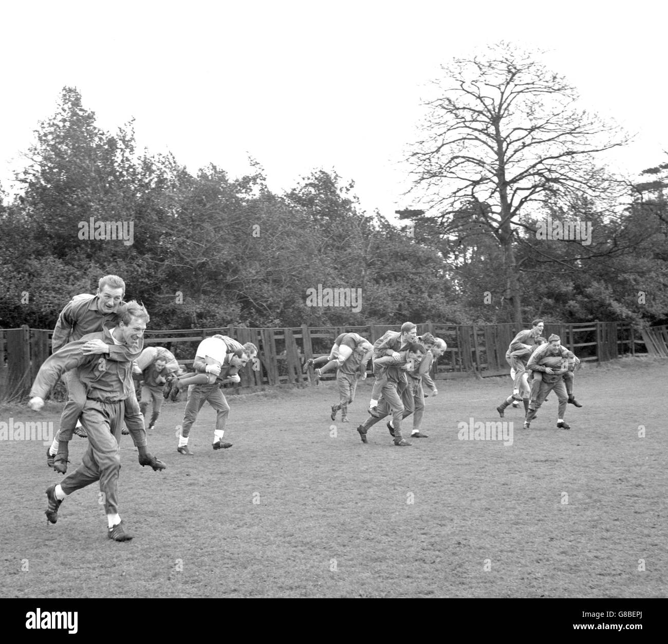 George Eastham (à gauche) est porté par Jackie Charlton pendant l'entraînement de football de l'Angleterre au terrain de sport de la Banque d'Angleterre, Roehampton. Ils s'étaient formés pour le match contre l'Allemagne de l'Ouest à Wembley. Banque D'Images