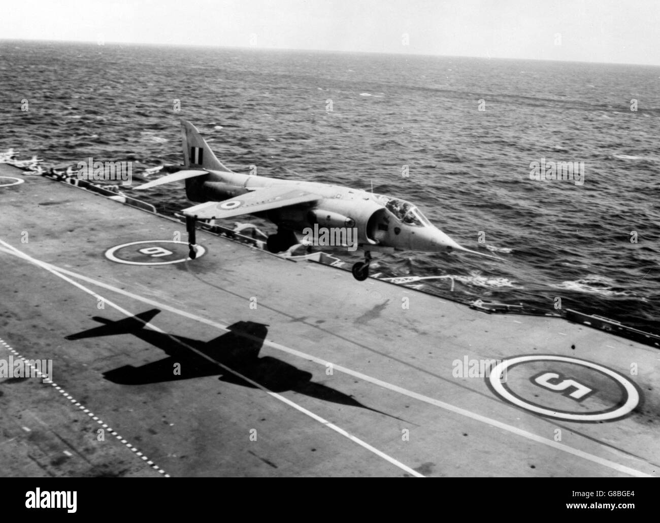 L'avion de décollage vertical, un Hawker Siddeley P.11127, débarque sur le HMS bulwark au cours de récents essais dans la Manche. Piloté par le pilote d'essai en chef « Bill » Bedford, il a décollé de sa base de Dunsfold à Surrey, est arrivé au-dessus du navire dans une plongée supersonique et a décéléré jusqu'au vol stationnaire pour atterrir à vitesse nulle. Banque D'Images