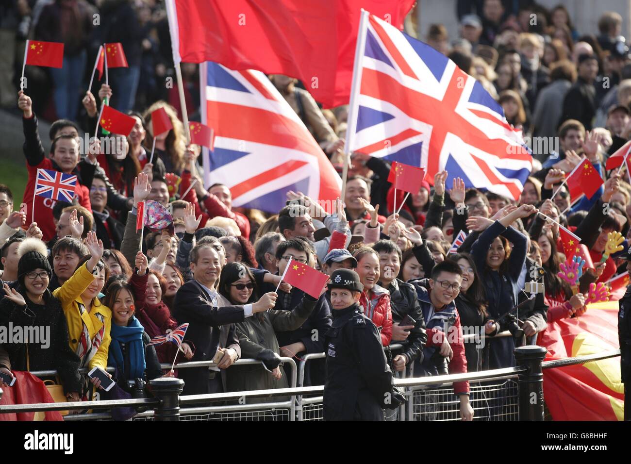 En République de Chine, M. Xi Jinping à bord de l'autocar d'État du Jubilé de diamant le long du centre commercial après l'accueil cérémonial de la parade des gardes à cheval pour le président chinois le premier jour de sa visite d'État au Royaume-Uni. Banque D'Images