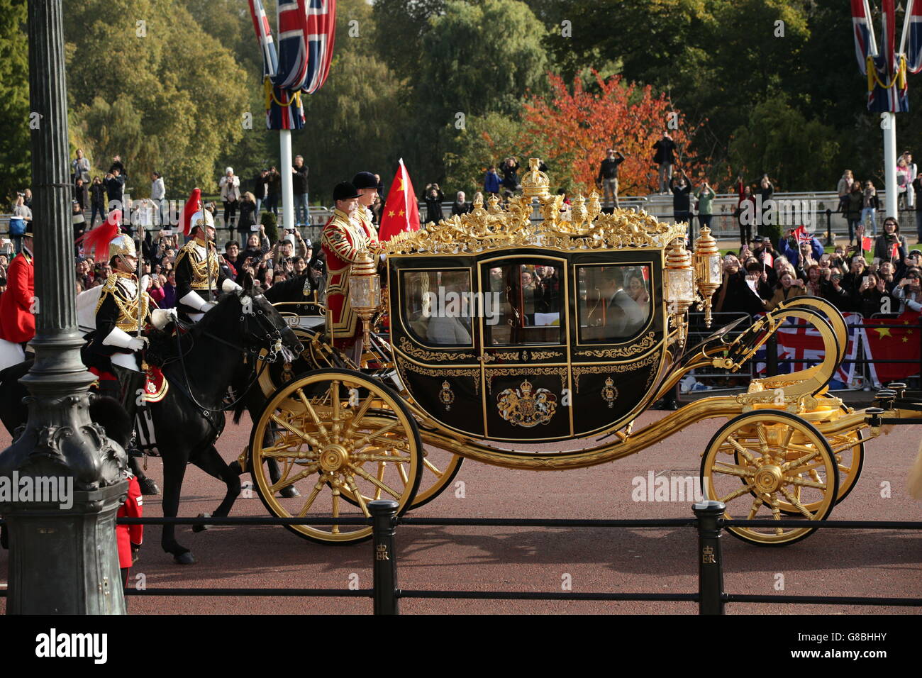 La reine Elizabeth II et le président de la République populaire de Chine, M. Xi Jinping, se rendent dans l'autocar d'État du Jubilé de diamant le long du centre commercial après l'accueil cérémonial de la parade des gardes à cheval pour le président chinois le premier jour de sa visite d'État au Royaume-Uni. Banque D'Images
