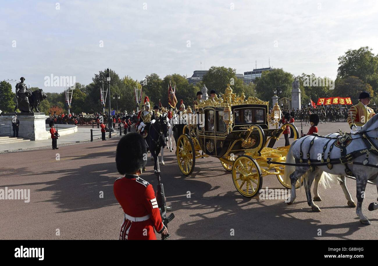 La reine Elizabeth II et le président de la République populaire de Chine, M. Xi Jinping, se rendent dans l'autocar d'État du Jubilé de diamant le long du centre commercial après l'accueil cérémonial de la parade des gardes à cheval pour le président chinois le premier jour de sa visite d'État au Royaume-Uni. Banque D'Images