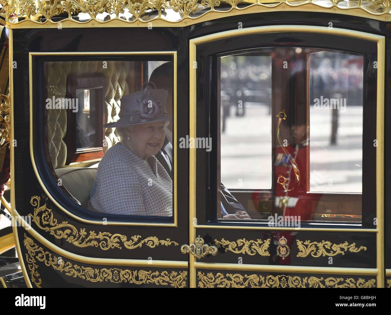 La reine Elizabeth II et le président de la République populaire de Chine, M. Xi Jinping, se rendent dans l'autocar d'État du Jubilé de diamant le long du centre commercial après l'accueil cérémonial de la parade des gardes à cheval pour le président chinois le premier jour de sa visite d'État au Royaume-Uni. Banque D'Images