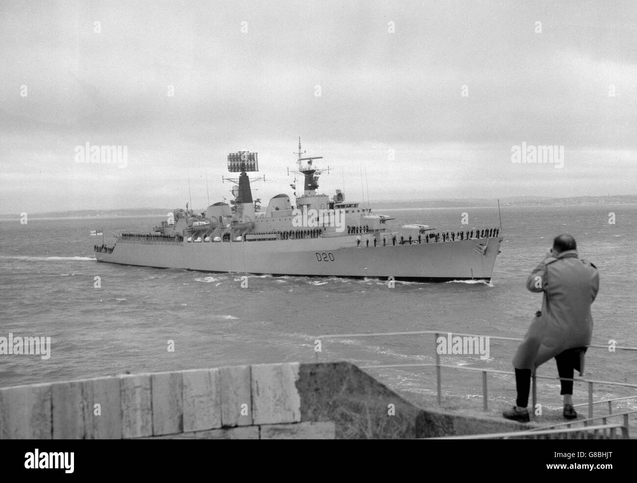 le destructeur de missile guidé 13m arrive à Portsmouth après son premier passage après sa mise en service à Govan . Banque D'Images