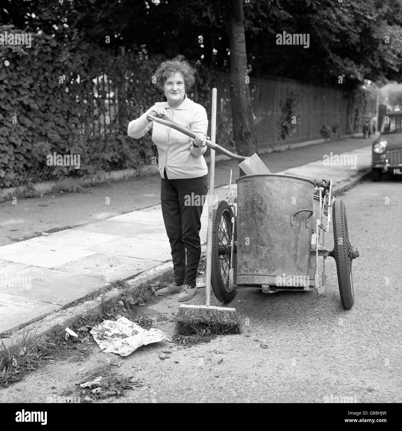 Dorothy Stovell, une grand-mère de 52 ans, occupée avec une pelle et un balai après qu'elle ait commencé son travail comme la seule femme balayeuse de route de Londres. Elle a été nommée lorsque le conseil Hounslow a décidé de recruter des femmes balayeuses de route en raison de la pénurie d'hommes. Banque D'Images