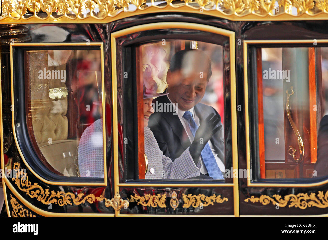 La reine Elizabeth II et le président de la République populaire de Chine, M. Xi Jinping, se rendent dans l'autocar d'État du Jubilé de diamant le long du centre commercial après l'accueil cérémonial de la parade des gardes à cheval pour le président chinois le premier jour de sa visite d'État au Royaume-Uni. Banque D'Images
