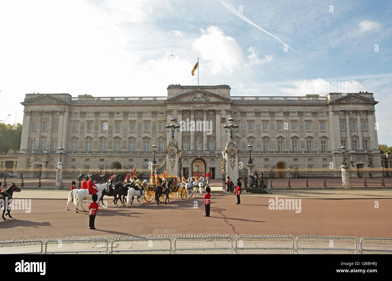 La République de Chine, M. Xi Jinping, qui a voyagé dans l'autocar d'État du Jubilé de diamant, arrive au Palais de Buckingham après l'accueil cérémonial de la parade des gardes à cheval pour le Président chinois le premier jour de sa visite d'État au Royaume-Uni. Banque D'Images