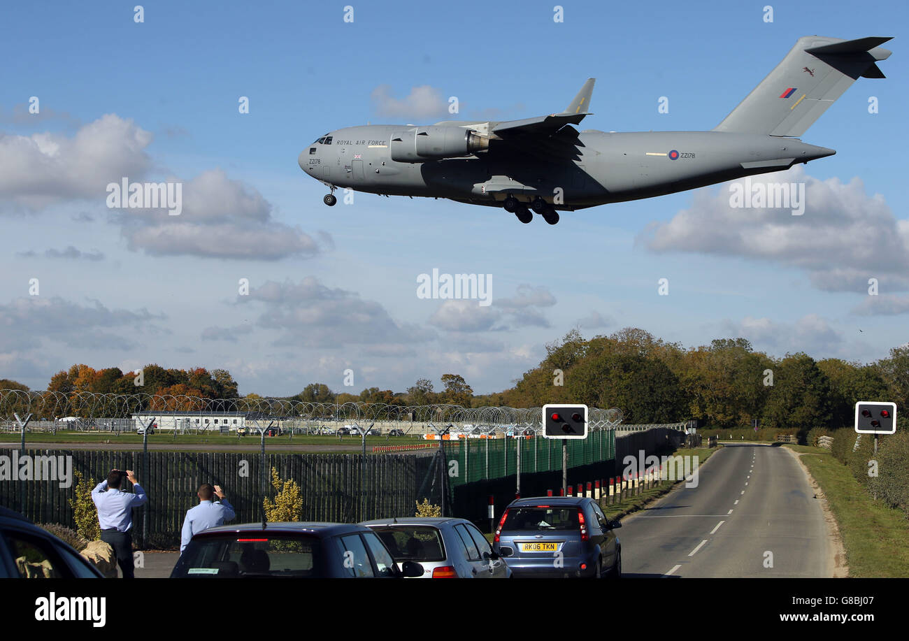 L'avion de la RAF C-17 atterrit à la RAF Brize Norton dans l'Oxfordshire pour le rapatriement du lieutenant de vol Alan Scott et du lieutenant de vol Geraint 'Roly' Roberts, qui sont morts après l'écrasement de leur hélicoptère Puma Mk 2 lors de l'atterrissage au quartier général de la mission de soutien Resolute de l'OTAN à Kaboul, en Afghanistan. Banque D'Images