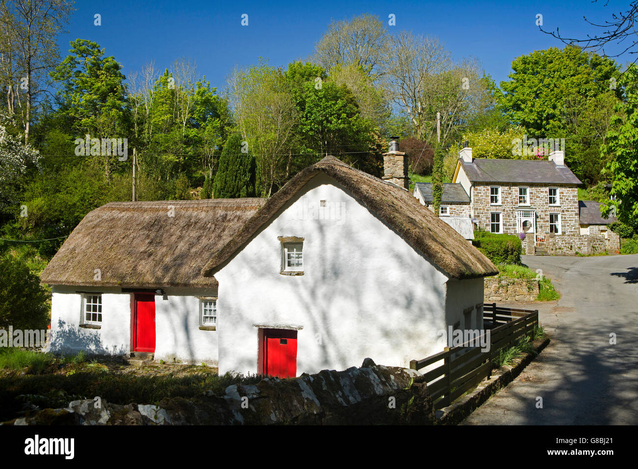 Royaume-uni, Pays de Galles, Ceredigion, Penbontrhydyfothau, thatched cottage dans petit hameau Banque D'Images