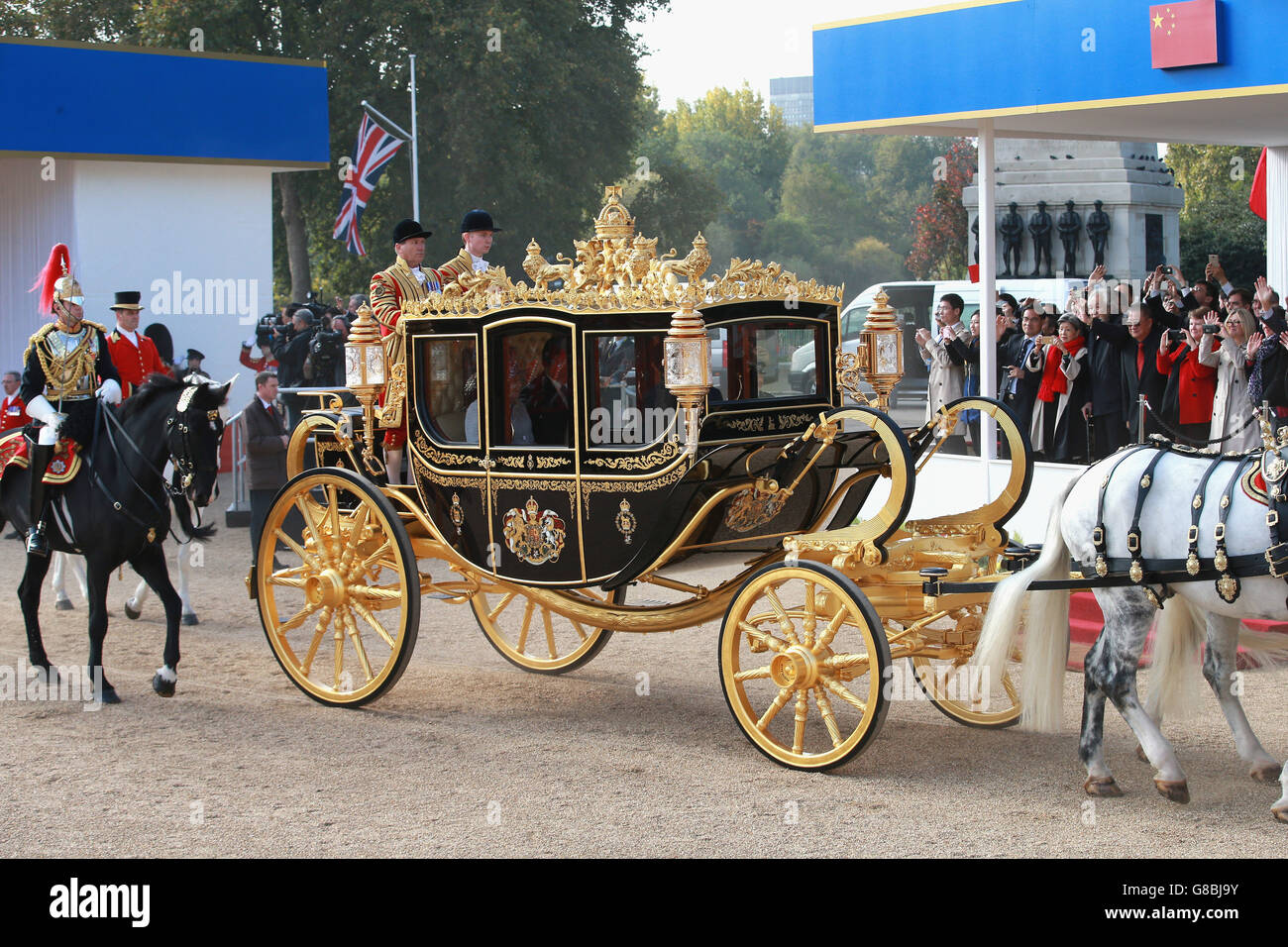 En République de Chine, M. Xi Jinping, montez à bord de l'autocar d'État du Jubilé de diamant le long du centre commercial après l'accueil cérémonial de la parade des gardes à cheval pour le président chinois le premier jour de sa visite d'État au Royaume-Uni. Banque D'Images