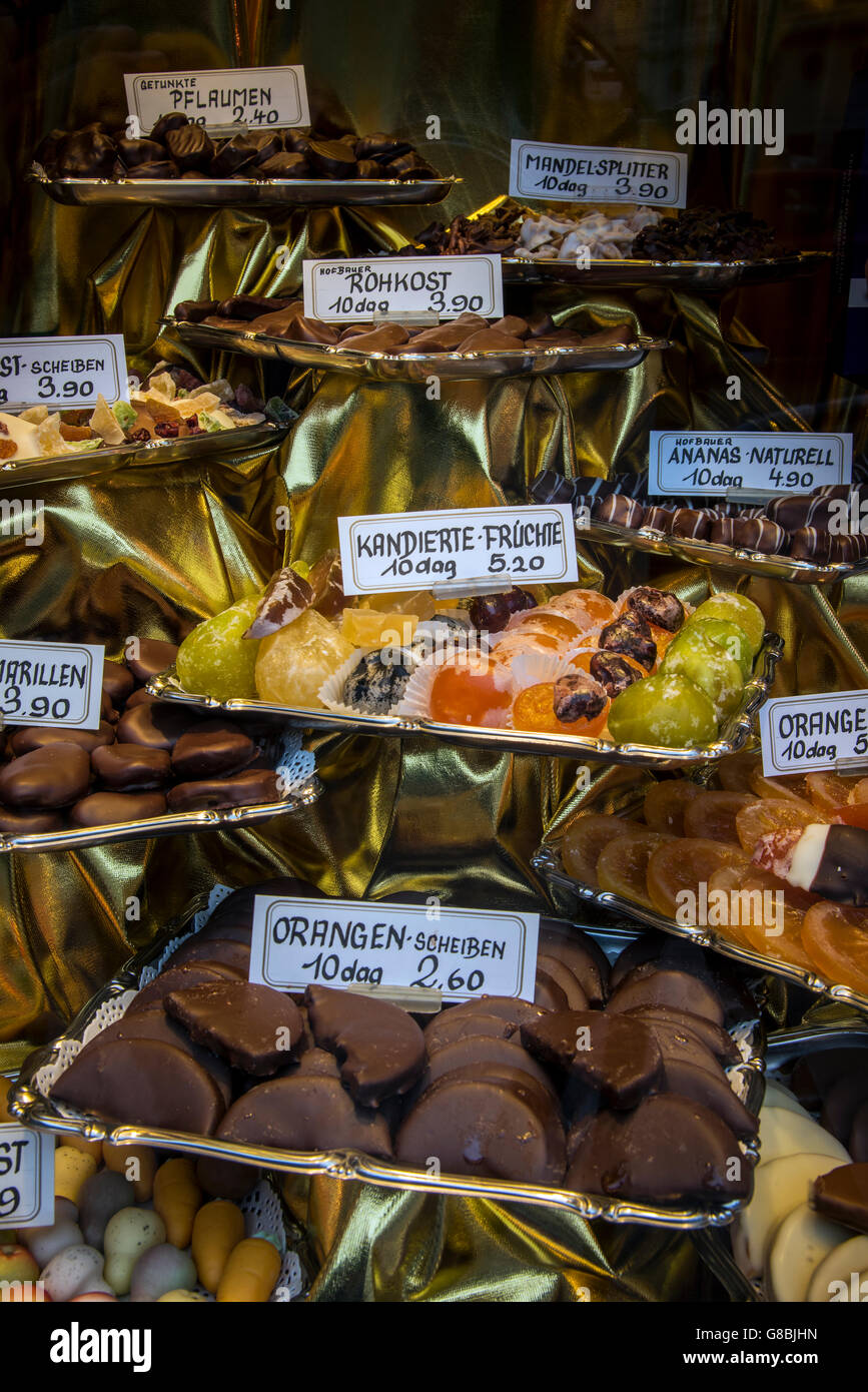 Chocolat et sucreries afficher dans une pâtisserie de Vienne, Autriche Banque D'Images
