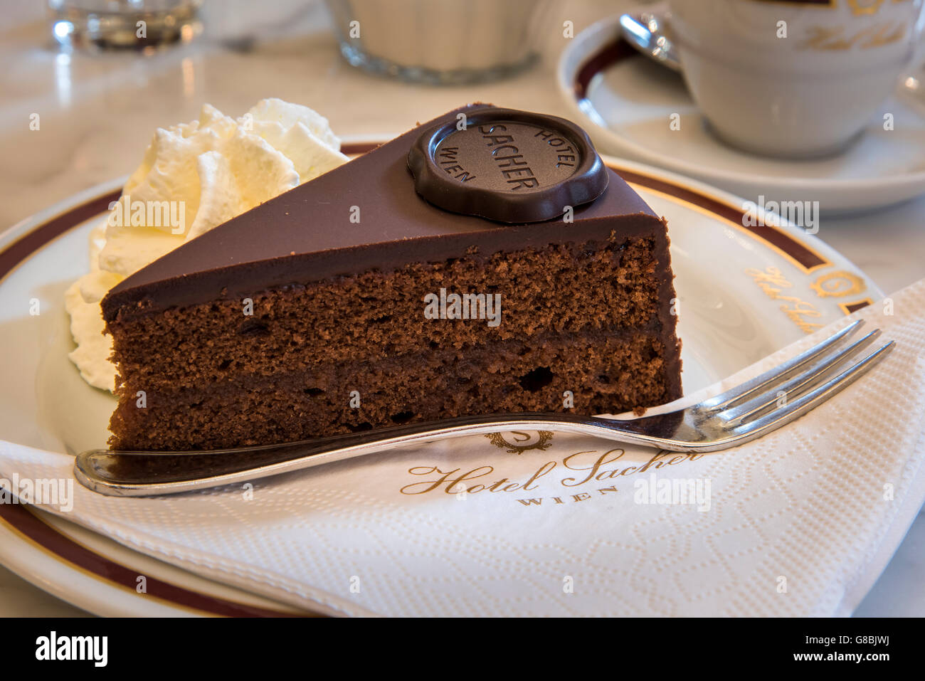 Le gâteau au chocolat Sachertorte original servi au Café Sacher, l'hôtel Sacher, à Vienne, Autriche Banque D'Images