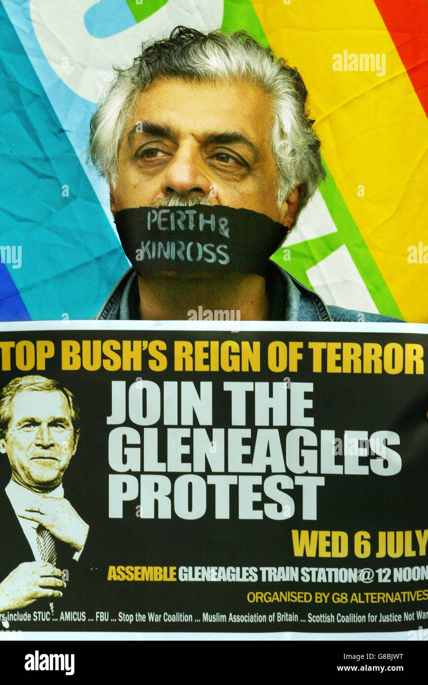 L'écrivain Tariq Ali tient une affiche lors d'une manifestation devant le Parlement écossais, alors que des manifestants anti-pauvreté se sont rassemblés pour appeler à l'occasion de leur plaidoyer pour une action directe à la porte des dirigeants du G8 à Gleneagles. Banque D'Images