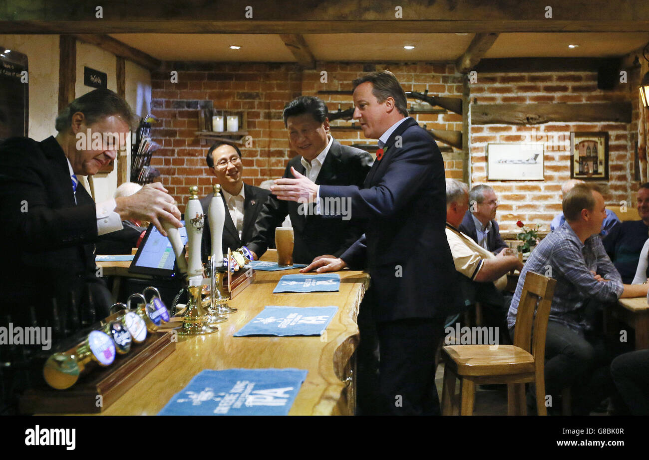 Le Premier ministre David Cameron et le président chinois Xi Jinping au Plough Inn de Cadsden à Princes Risborough, près de la retraite de Cameron à Checkrs. Banque D'Images