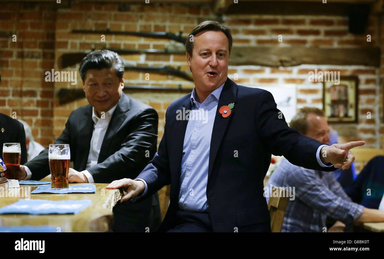 Le Premier ministre David Cameron et le président chinois Xi Jinping au Plough Inn de Cadsden à Princes Risborough, près de la retraite de Cameron à Checkrs. Banque D'Images