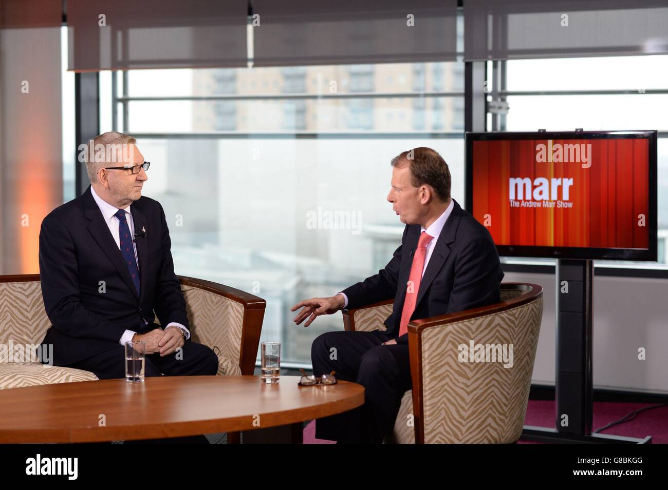 Len McCluskey (à gauche) dirigeant du syndicat Unite est interviewé par Andrew Marr sur son programme d'affaires courantes BBC1 à Media City à Manchester aujourd'hui avant le début de la conférence annuelle du Parti conservateur. Banque D'Images