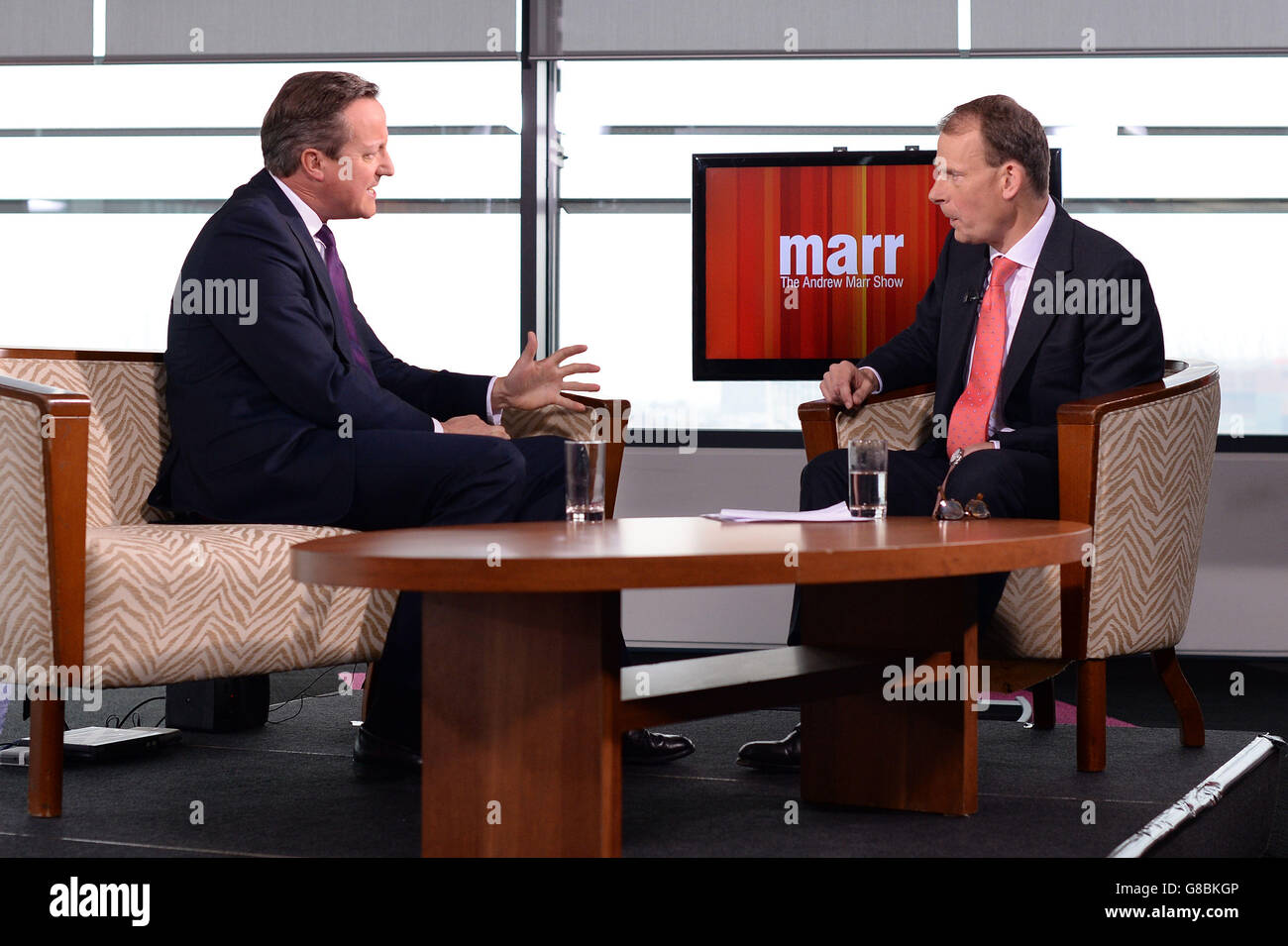 Le Premier ministre David Cameron (à gauche) est interviewé par Andrew Marr sur son programme d'affaires courantes BBC1 à Media City à Manchester, avant le début de la conférence annuelle du Parti conservateur. Banque D'Images