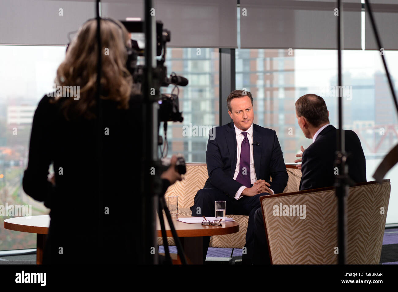 Le Premier ministre David Cameron est interviewé par Andrew Marr (à droite) sur son programme d'affaires courantes BBC1 à Media City à Manchester, avant le début de la conférence annuelle du Parti conservateur. Banque D'Images