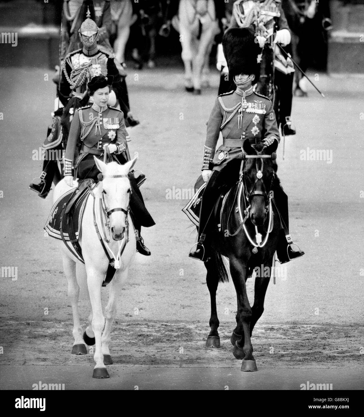 La reine Elizabeth II et le prince Philip, duc d'Édimbourg quittant Buckingham Palace à cheval sur le chemin de la parade des gardes à cheval pour la cérémonie du Trooping de la couleur pour marquer l'anniversaire officiel de la reine. Banque D'Images