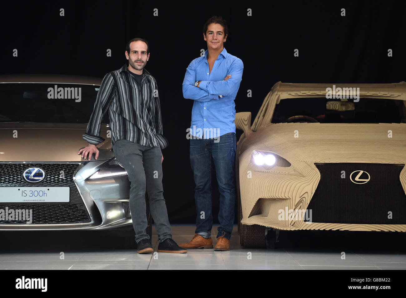 Ruben Marcos des balances et des modèles (à gauche) et Daniel Ryan de LaserCut Works, posent à côté de la pleine grandeur inspirée par l'origami Lexus IS Saloon (à droite) qu'ils aident à construire, comme il est dévoilé au siège social de Toyota à Surrey. Banque D'Images